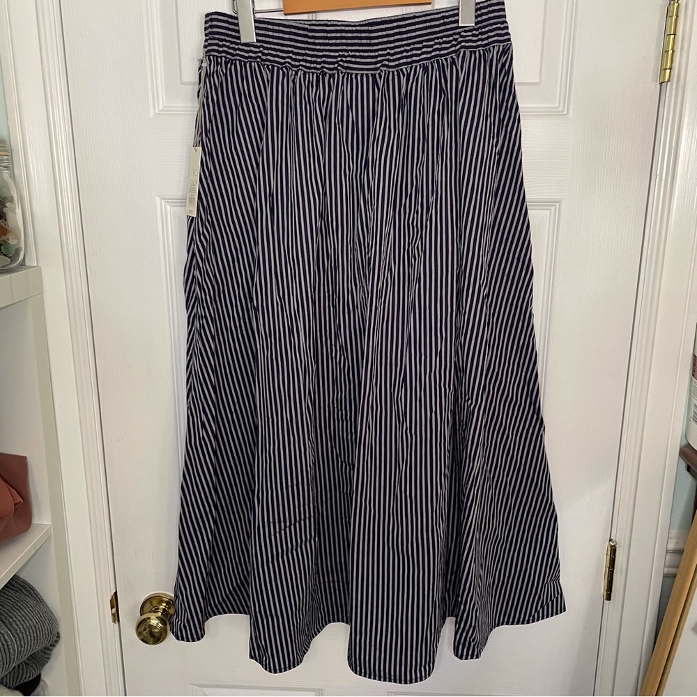 New Day NWOT navy striped Aline skirt size Mediu